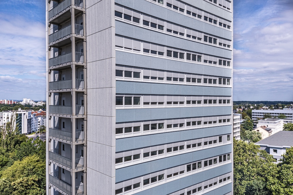 Elevated exterior view of MILESTONE at Platanenweg 29 in Bonn showing rows of windows, side balconies and the surrounding neighbourhood.