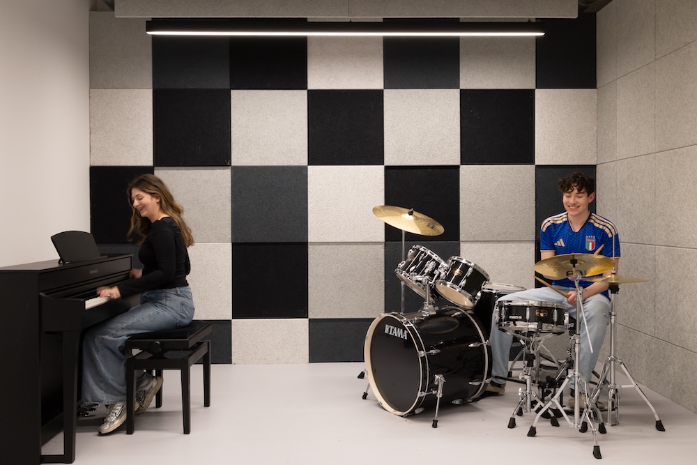 Students enjoying shared music room at Vienna Erdberg student accommodation